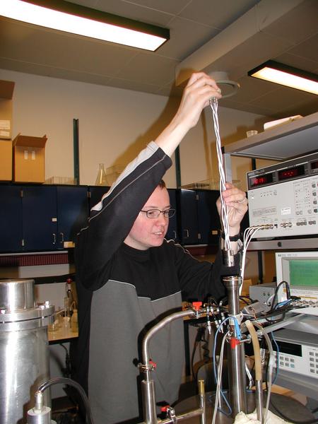 Bo placing the sample in the cryostat